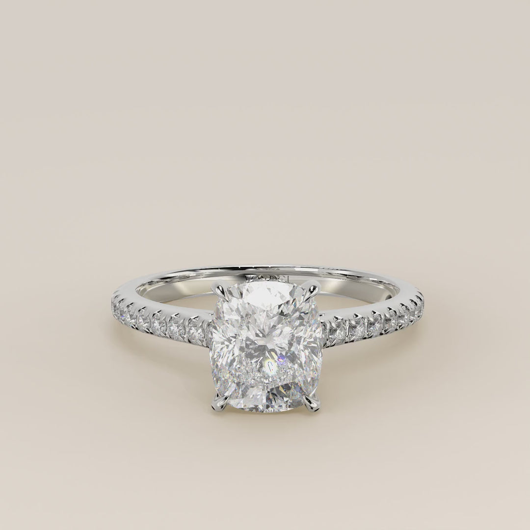 Verlovingsring elongated cushion lab grown diamant met cathedral zetting, pave band en hidden halo, witgoud