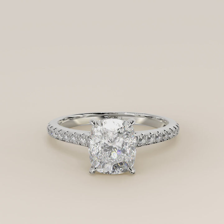 Verlovingsring elongated cushion lab grown diamant met cathedral zetting, pave band en hidden halo, witgoud