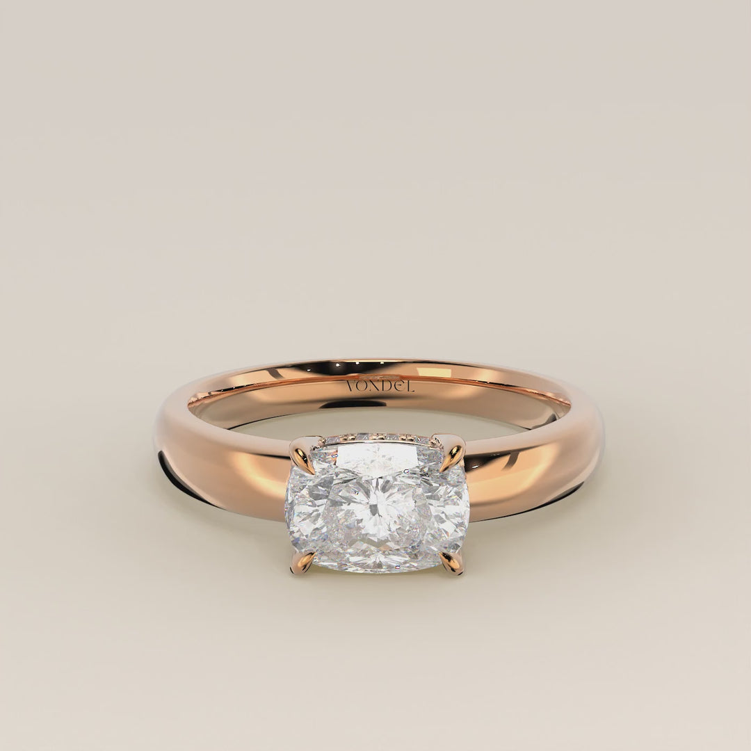 Joanne – Ring aus synthetischem Diamanten im länglichen Kissenschliff, Ost-West-Ausrichtung, mit doppeltem, verdecktem Heiligenschein und breiter Ringschiene