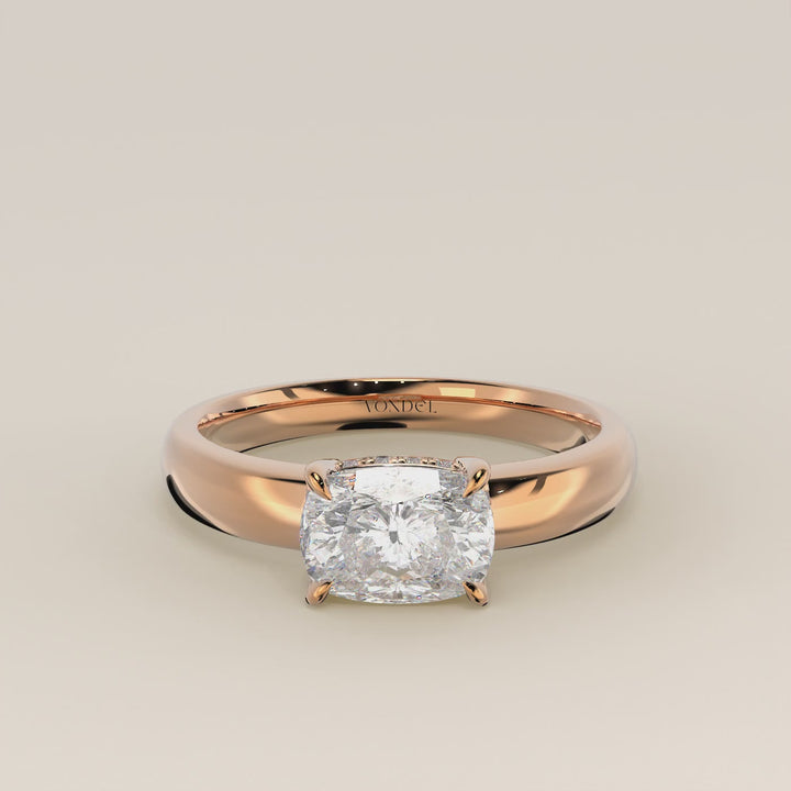 Joanne – Ring aus synthetischem Diamanten im länglichen Kissenschliff, Ost-West-Ausrichtung, mit doppeltem, verdecktem Heiligenschein und breiter Ringschiene