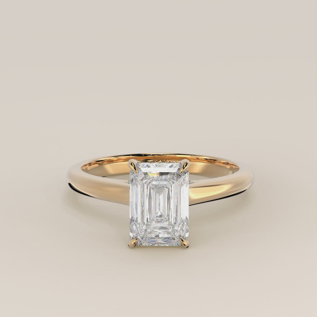 Verlovingsring emerald lab grown diamant met cathedral setting, hidden halo en diamond bridge, geelgoud