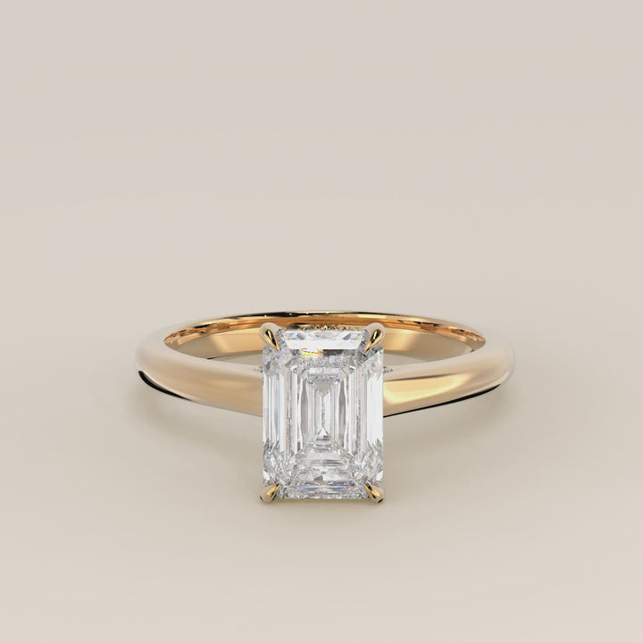 Verlovingsring emerald lab grown diamant met cathedral setting, hidden halo en diamond bridge, geelgoud