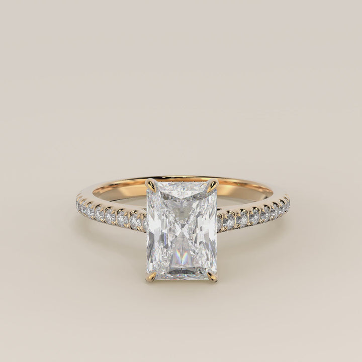 Verlovingsring radiant lab grown diamant met cathedral zetting, pave band en hidden halo, geelgoud