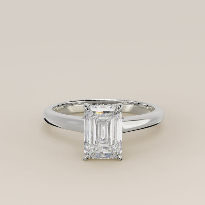 Verlovingsring emerald lab grown diamant met cathedral setting, hidden halo en diamond bridge, witgoud