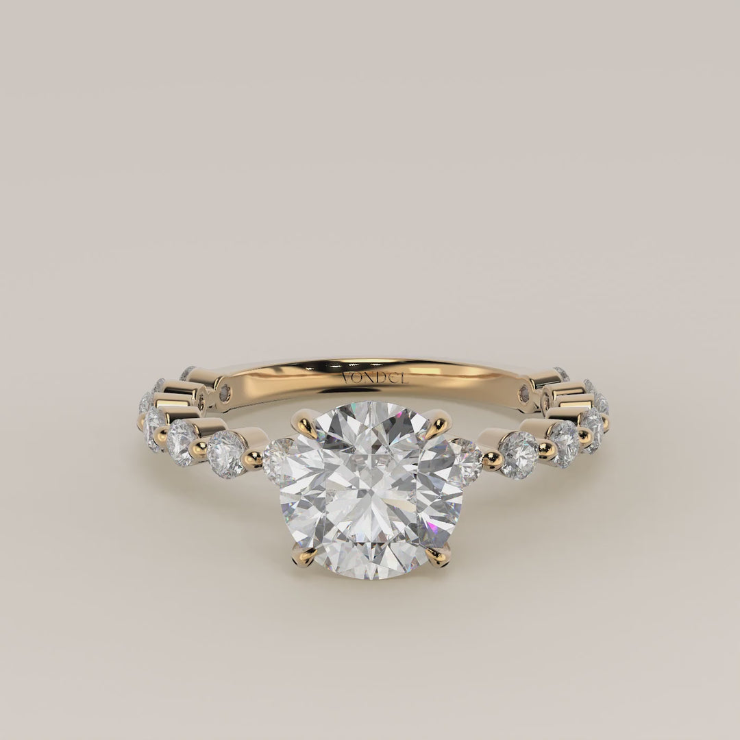 Verlovingsring rond lab grown diamant met ronde diamanten band, geelgoud