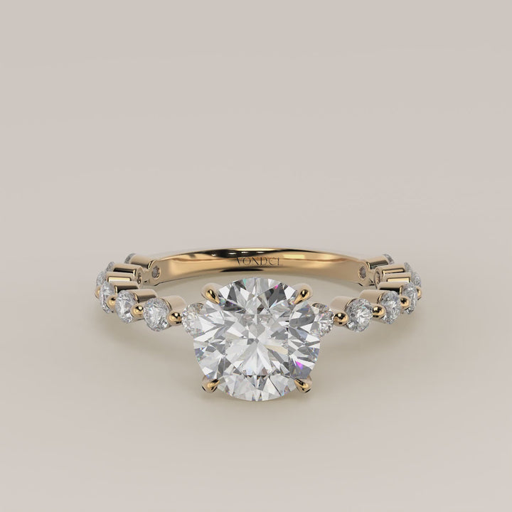 Verlovingsring rond lab grown diamant met ronde diamanten band, geelgoud