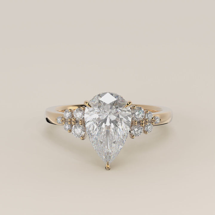 Verlovingsring peer lab grown diamant met snowdrift en hidden halo, geelgoud