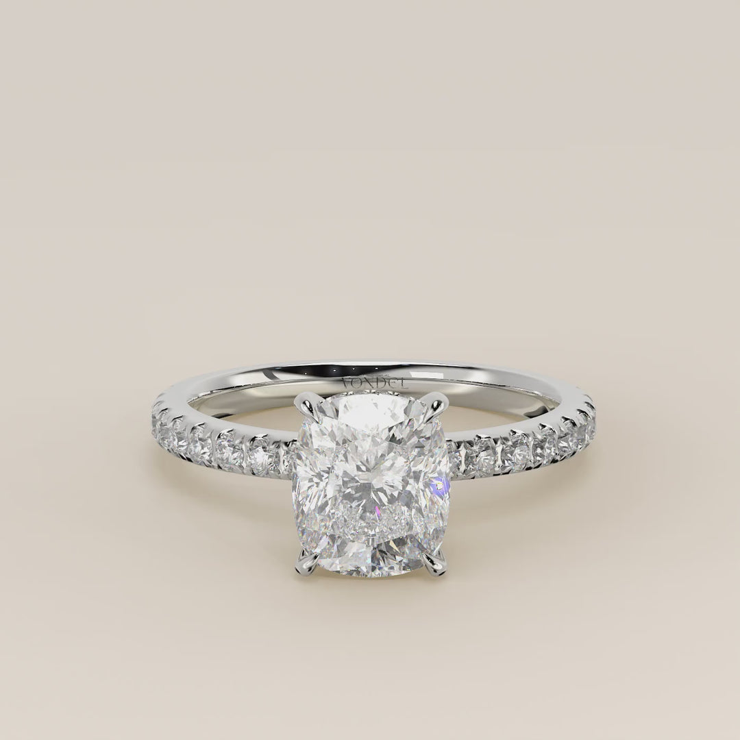 Verlovingsring elongated cushion lab grown diamant met hidden halo en pave band, witgoud