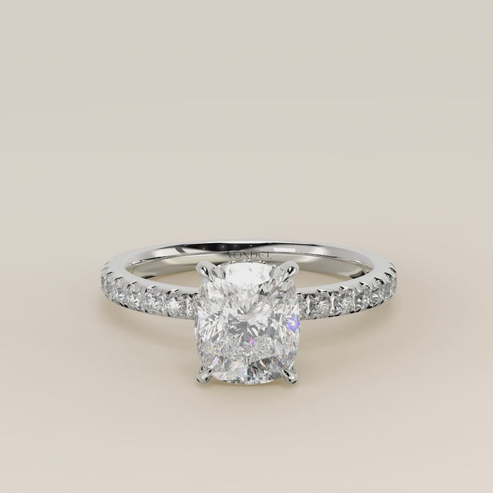 Verlovingsring elongated cushion lab grown diamant met hidden halo en pave band, witgoud