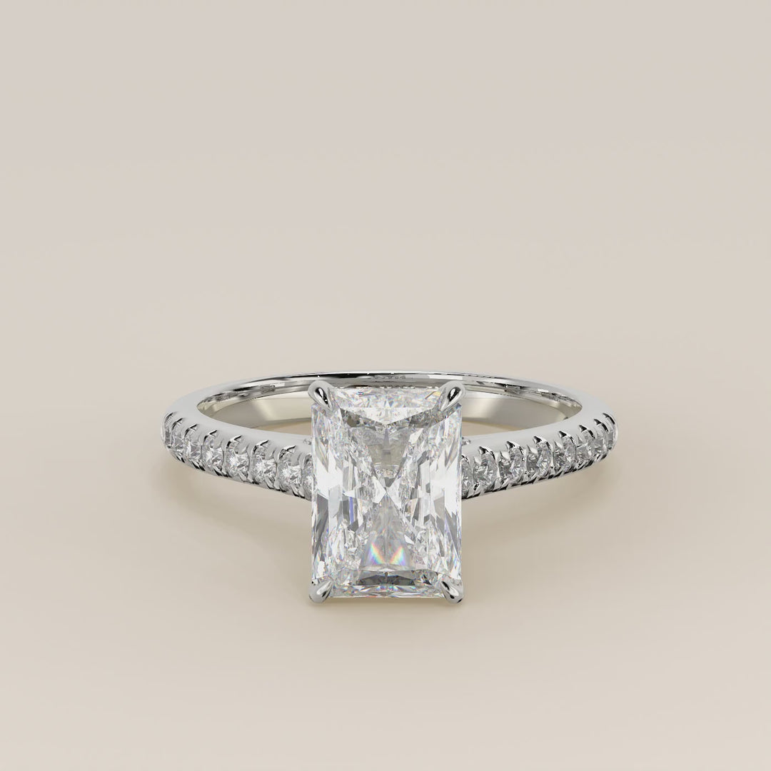 Verlovingsring radiant lab grown diamant met pave band, hidden halo en diamond bridge, witgoud