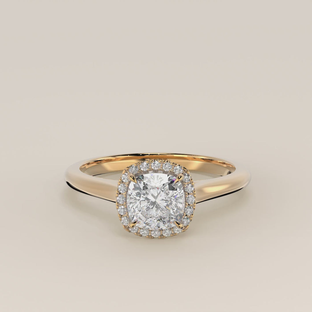 Verlovingsring cushion halo lab grown diamant met cathedral en hoge zetting, geelgoud