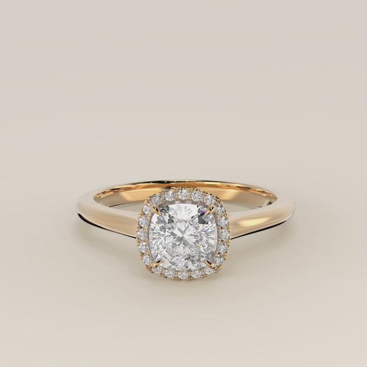 Verlovingsring cushion halo lab grown diamant met cathedral en hoge zetting, geelgoud