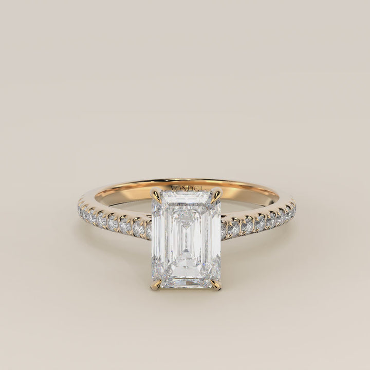 Verlovingsring emerald lab grown diamant met cathedral zetting, pave band en hidden halo, geelgoud