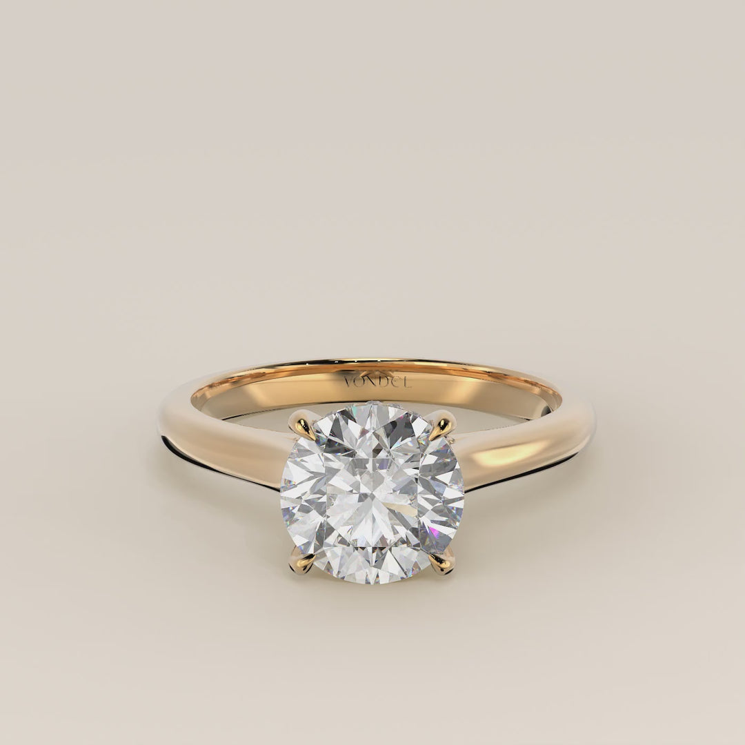 Verlovingsring rond lab grown diamant met cathedral setting, hidden halo en diamond bridge, geelgoud