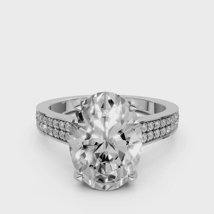 Oval Solitaire Ring met brede Pavé-band en Hidden Halo