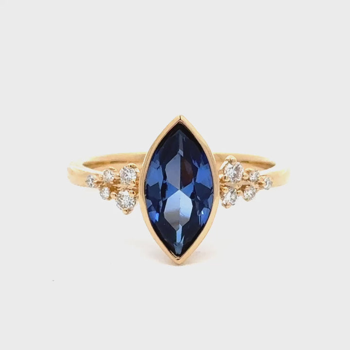 Blue Sapphire 1,5 ct Bezel Marquise Ring, Diamant Snowdrift   - 18K Geelgoud
