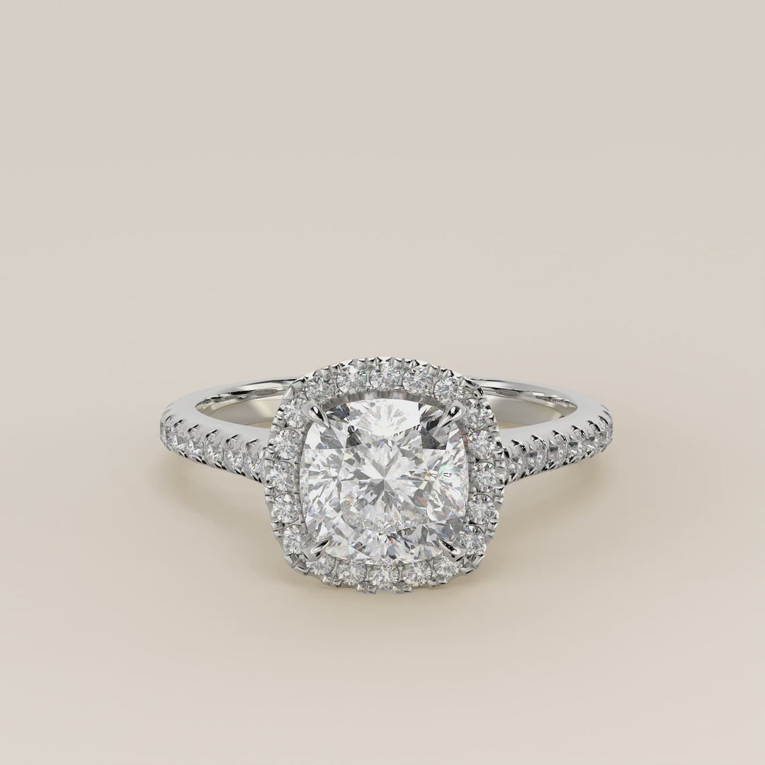 Verlovingsring cushion lab grown diamant met halo en pave band, witgoud