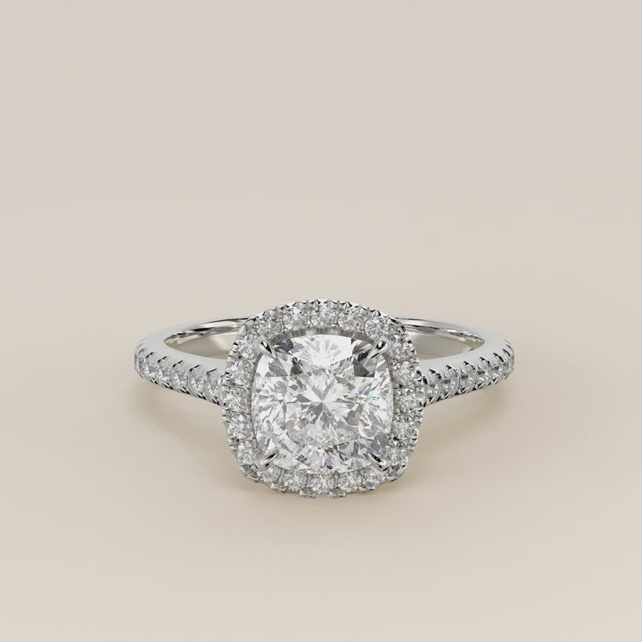 Verlovingsring cushion lab grown diamant met halo en pave band, witgoud