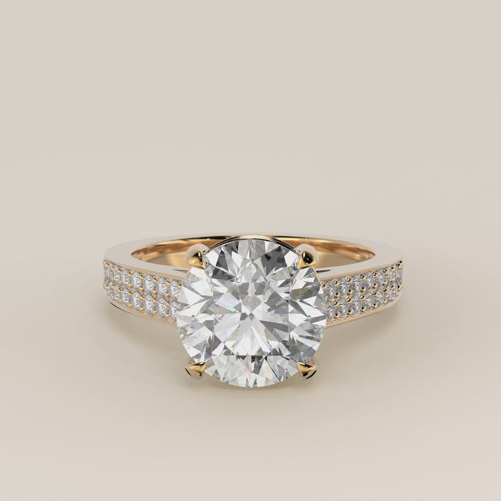 Verlovingsring rond lab grown diamant met brede pave band, cathedral setting en hidden halo, geelgoud