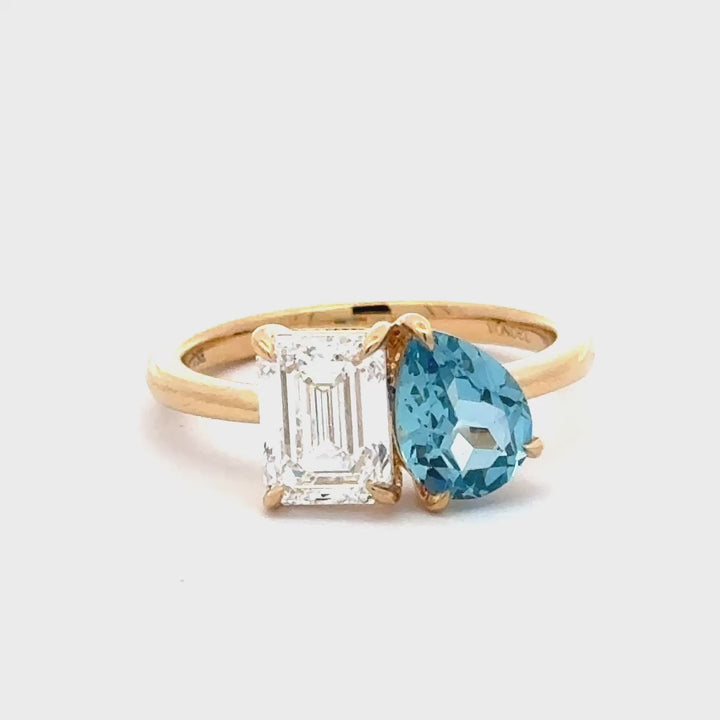 Light Blue Sapphire 1,5 ct Pear with 1,5 carat Emerald Diamant Toi et Moi Ring  - 18K Geelgoud