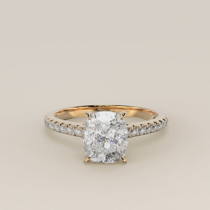 Verlovingsring elongated cushion lab grown diamant met cathedral zetting, pave band en hidden halo, geelgoud