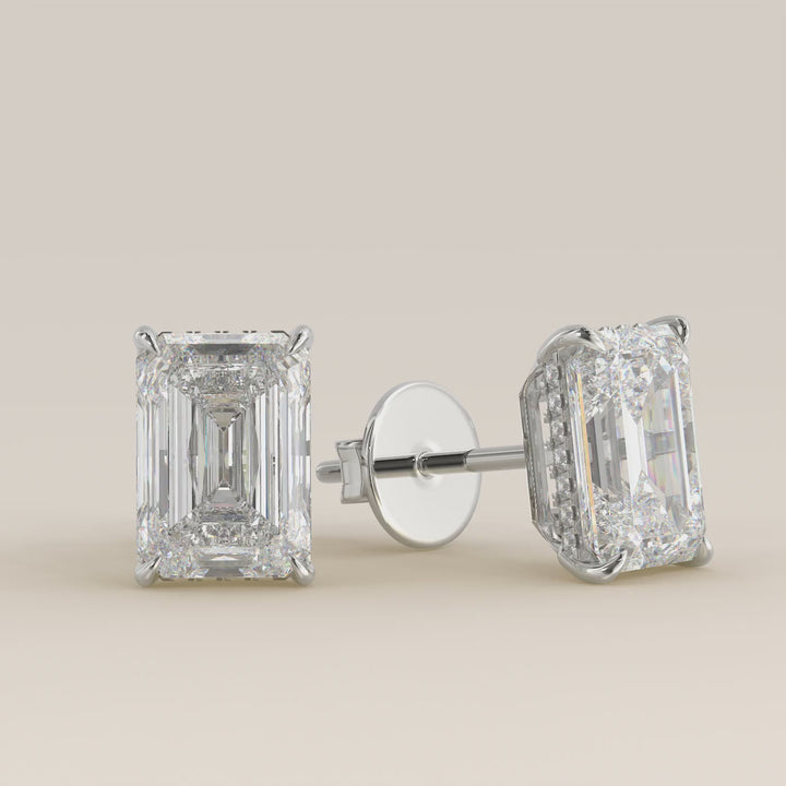Stud oorbellen emerald lab grown diamant met hidden halo, witgoud