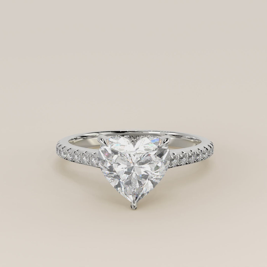 Verlovingsring hart lab grown diamant met cathedral zetting, pave band en hidden halo, witgoud