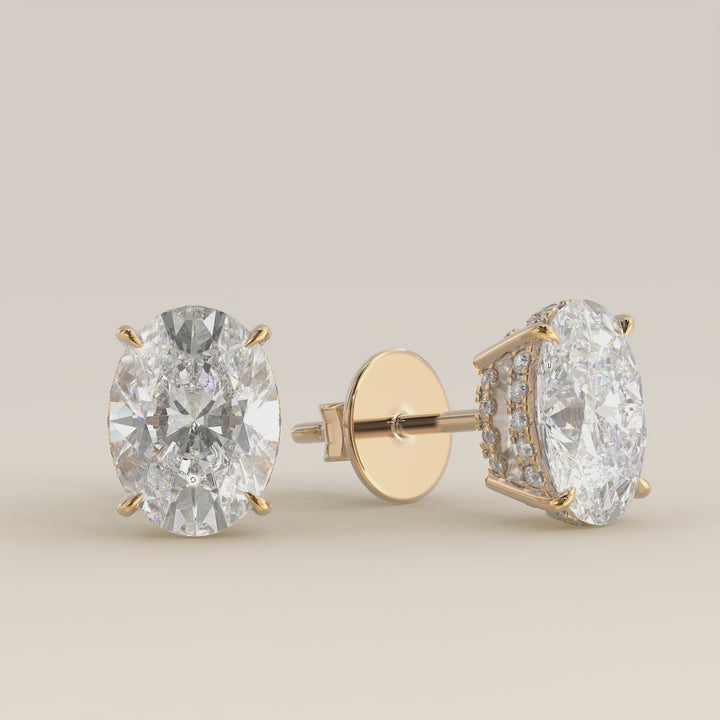 Ovaal lab grown diamanten stud oorbellen met dubbele hidden halo en basket setting, geelgoud