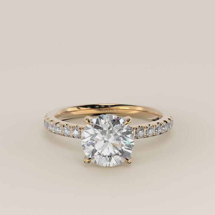 Verlovingsring rond lab grown diamant met hidden halo en pave band, geelgoud