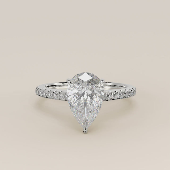 Verlovingsring peer lab grown diamant met cathedral zetting, pave band en hidden halo, witgoud