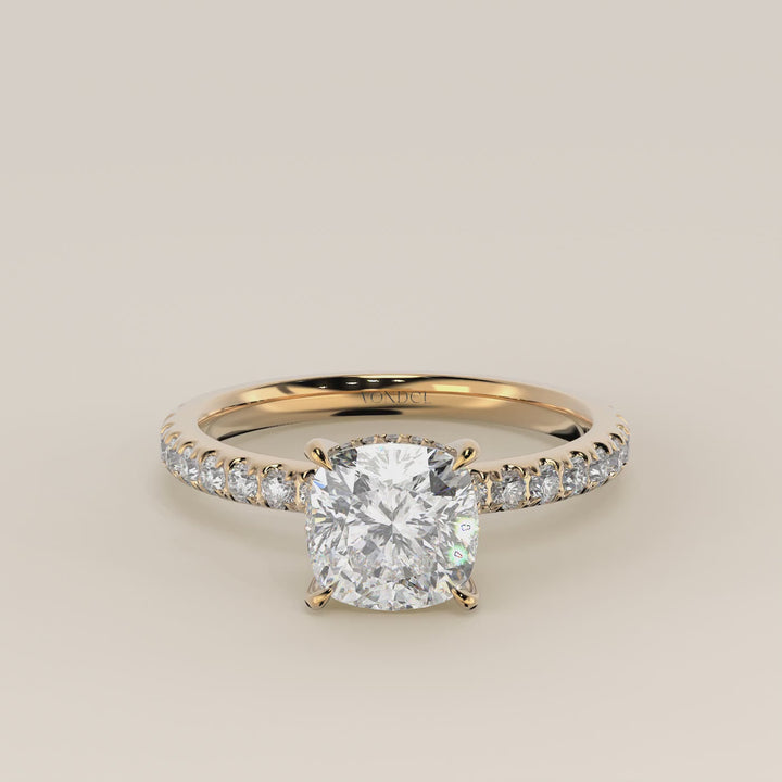 Verlovingsring cushion lab grown diamant met hidden halo en pave band, geelgoud
