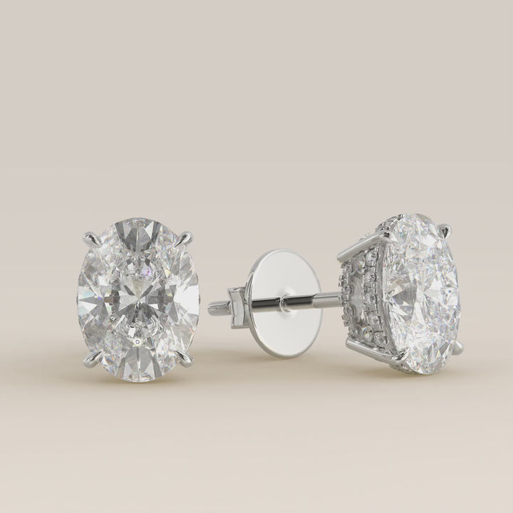 Ovaal lab grown diamanten stud oorbellen met dubbele hidden halo en basket setting, witgoud