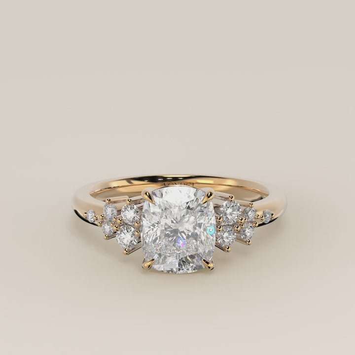 Verlovingsring elongated cushion lab grown diamant met hidden halo en lage zetting, geelgoud