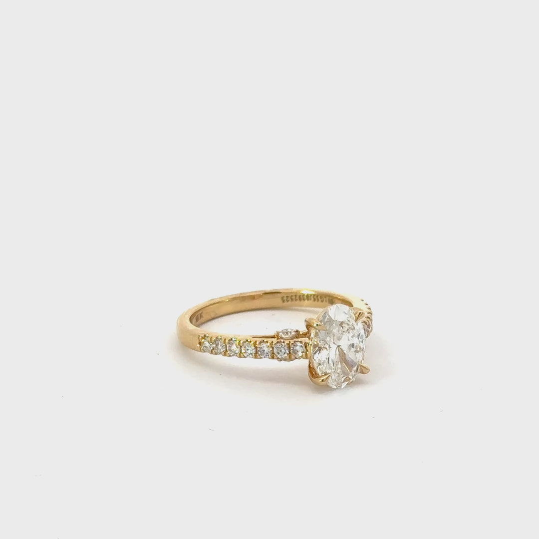 Romee – Oval Solitaire Ring Pavé Band – 1,37 ct