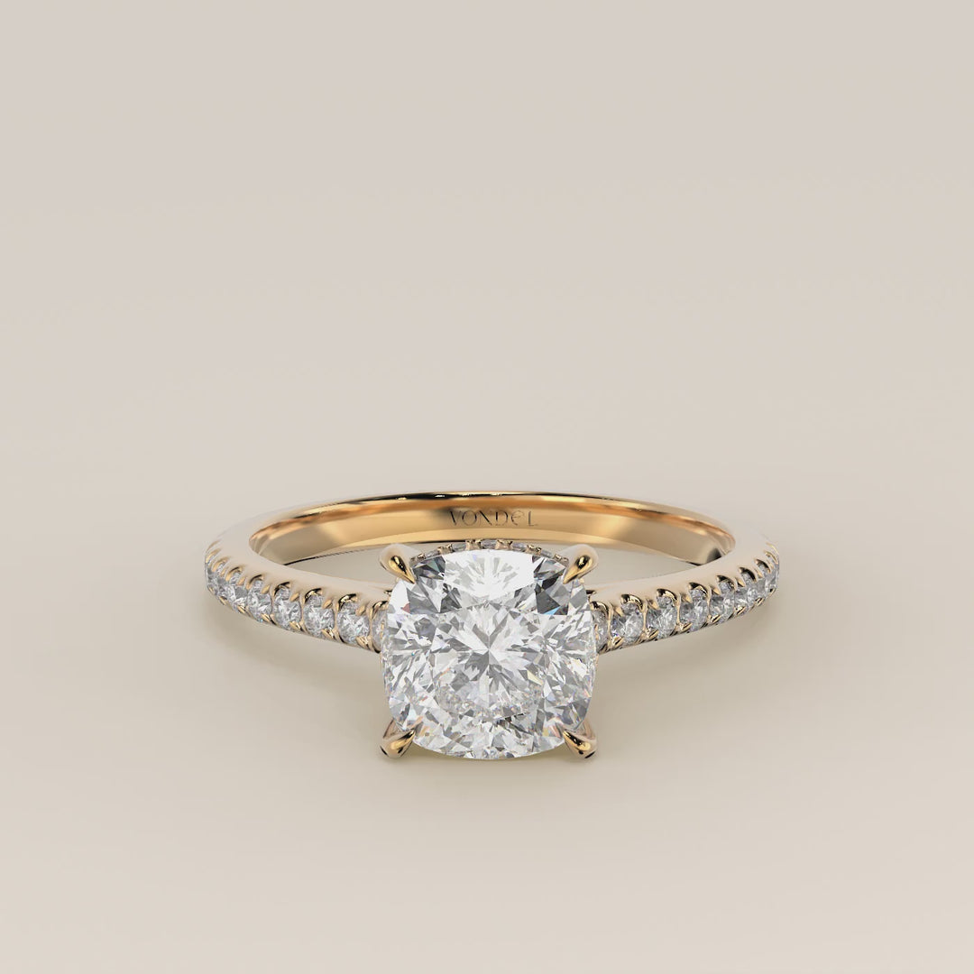 Verlovingsring cushion lab grown diamant met cathedral zetting, pave band en hidden halo, geelgoud