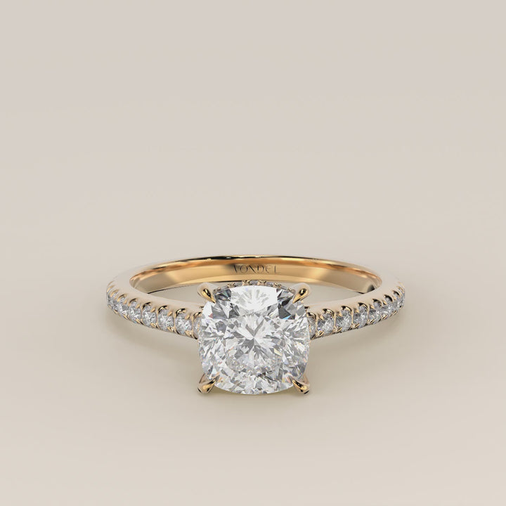 Verlovingsring cushion lab grown diamant met cathedral zetting, pave band en hidden halo, geelgoud