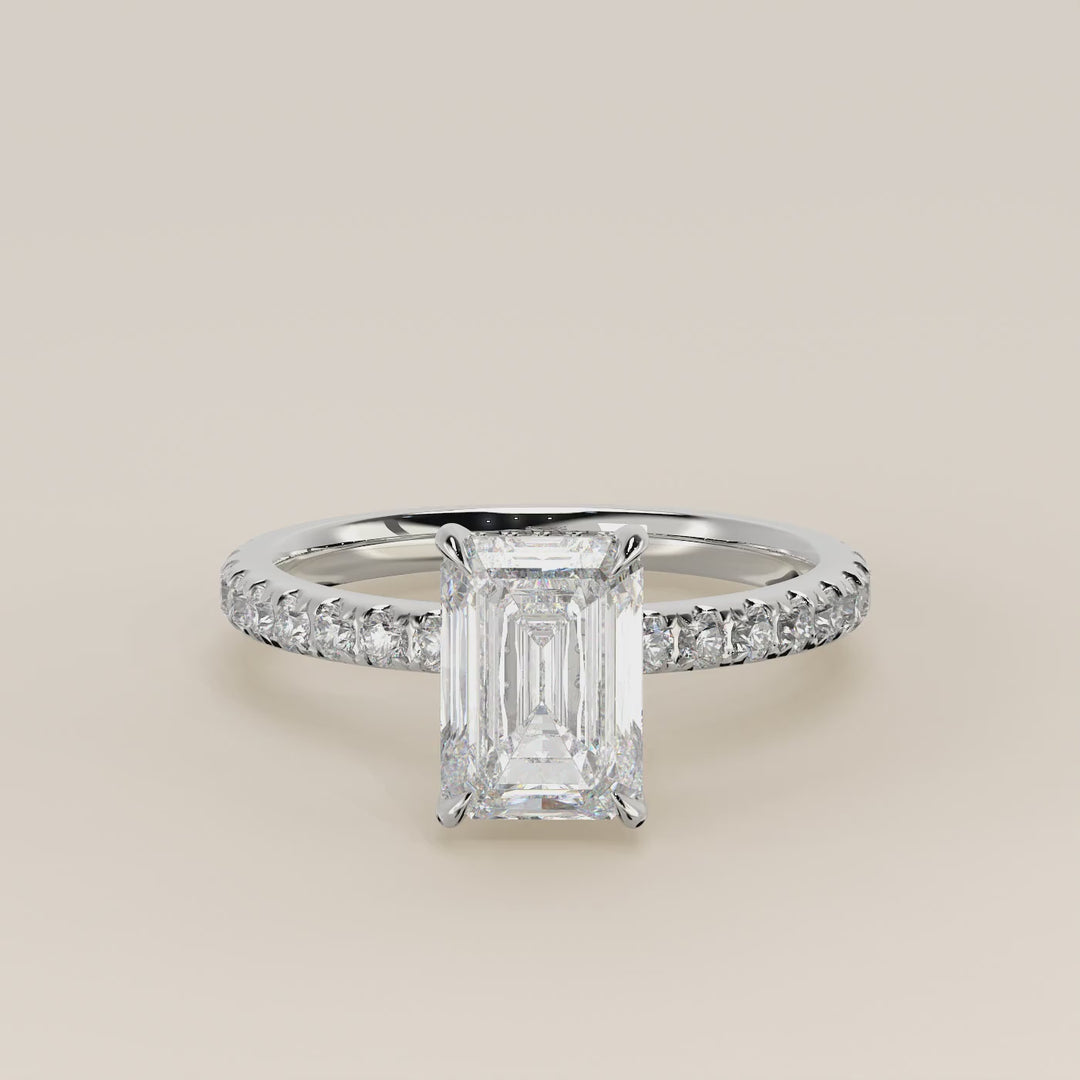 Verlovingsring emerald lab grown diamant met hidden halo en pave band, witgoud