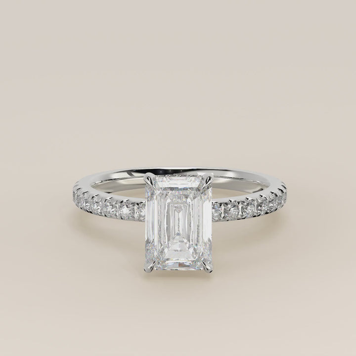 Verlovingsring emerald lab grown diamant met hidden halo en pave band, witgoud