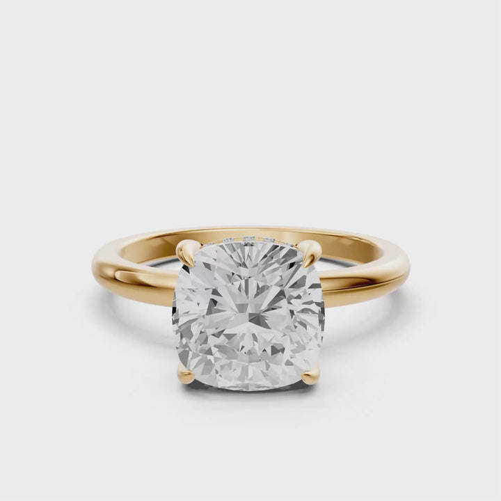 Kelly- Solitaire Cushion Ring met Hidden Halo