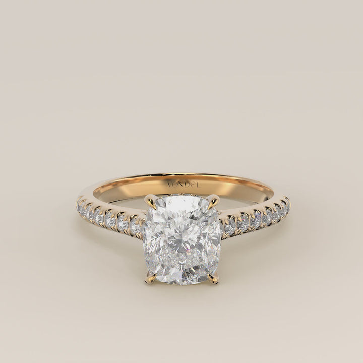 Verlovingsring elongated cushion lab grown diamant met pave band, hidden halo en diamond bridge, geelgoud