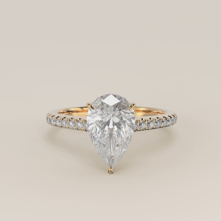Verlovingsring peer lab grown diamant met cathedral zetting, pave band en hidden halo, geelgoud