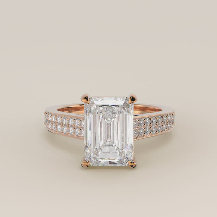 Verlovingsring emerald lab grown diamant met brede pave band, cathedral setting en hidden halo, rosegoud