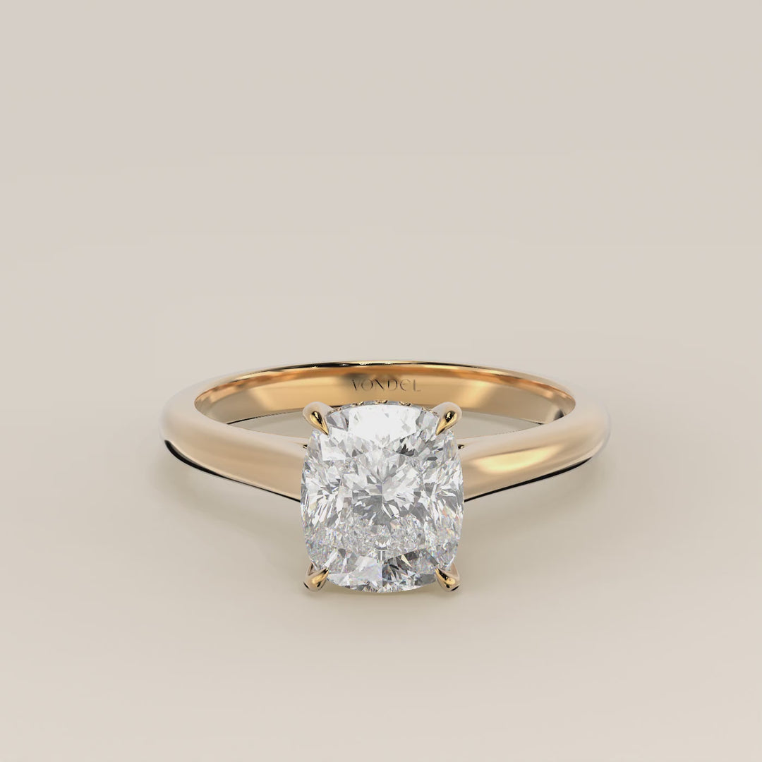 Verlovingsring elongated cushion lab grown diamant met cathedral setting en hidden halo, geelgoud