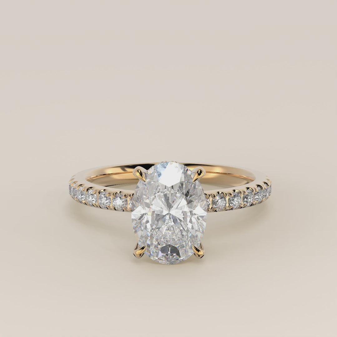 Verlovingsring ovaal lab grown diamant met hidden halo en pave band, geelgoud