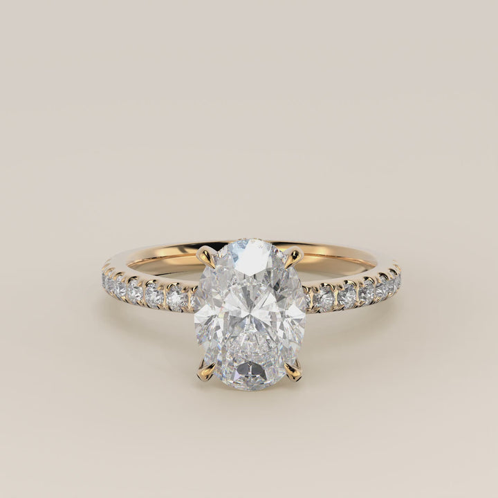 Verlovingsring ovaal lab grown diamant met hidden halo en pave band, geelgoud