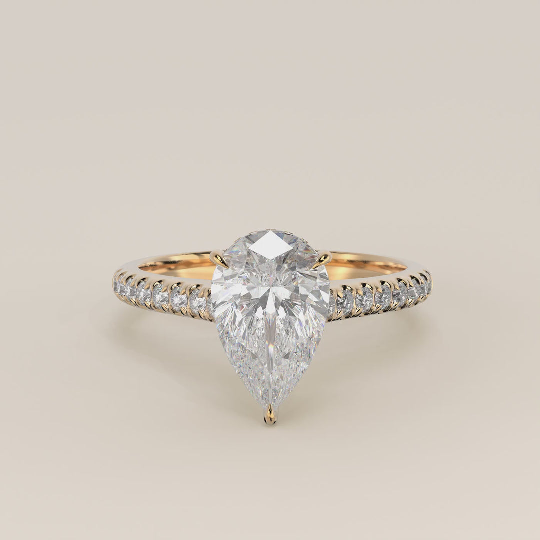 Verlovingsring peer lab grown diamant met pave band, hidden halo en diamond bridge, geelgoud