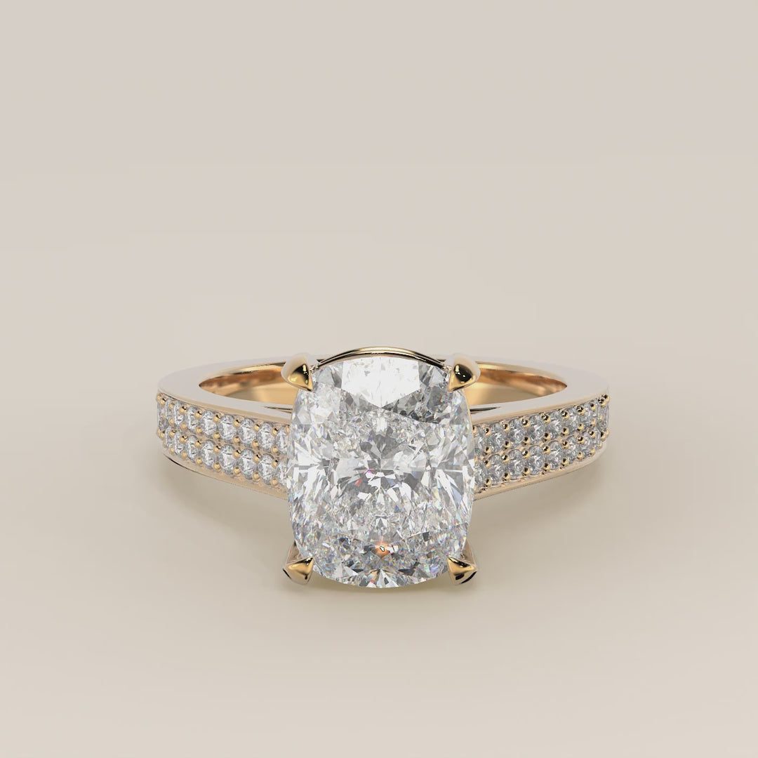 Verlovingsring elongated cushion lab grown diamant met brede pave band, cathedral setting en hidden halo, geelgoud