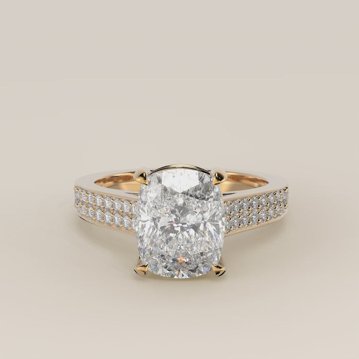 Verlovingsring elongated cushion lab grown diamant met brede pave band, cathedral setting en hidden halo, geelgoud