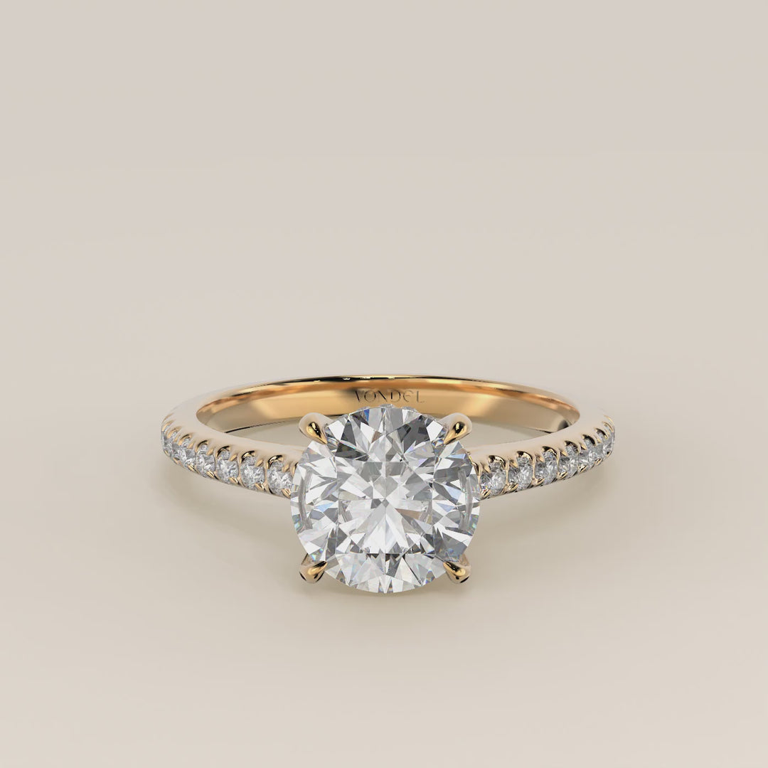 Verlovingsring rond lab grown diamant met cathedral zetting, pave band en hidden halo, geelgoud