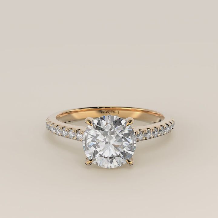 Verlovingsring rond lab grown diamant met cathedral zetting, pave band en hidden halo, geelgoud